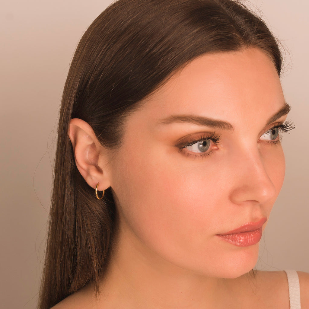 minimalist gold hoop earrings